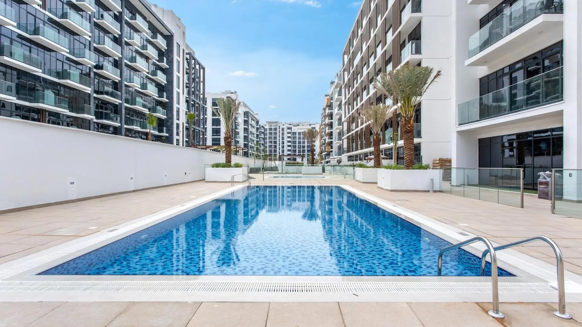 Cozy Studio Getaway In Azizi 17! Sleep 3 Adults Dubai