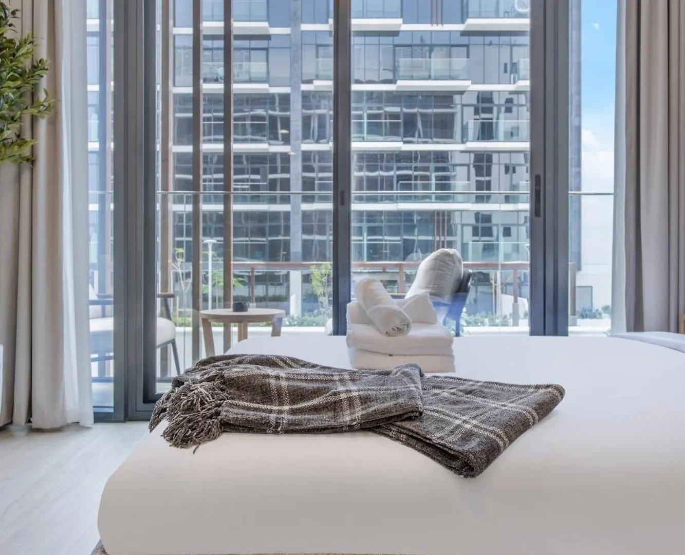 Cozy Studio Getaway In Azizi 17! Sleep 3 Adults Dubai